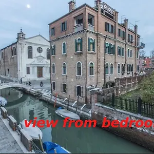 Apartment Susy Biennale - Canal View And Garden Italy